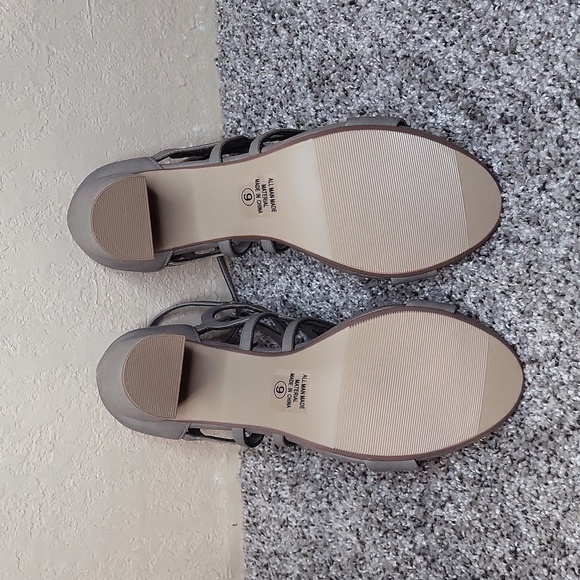 Gray Heels - Picture 4 of 6